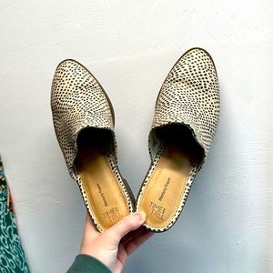 Time and Tru Memory Foam 7.5 cream black heeled mule textured